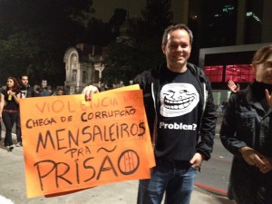 Os memes invadiram a manifestação LOL. Foto: Cauê Gomes